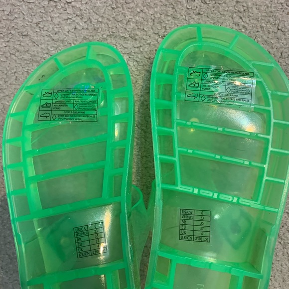 Woman’s lime green sandals - Picture 2 of 4
